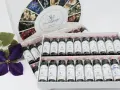 Caja de flores de Bach para perros con varias botellas de esencias florales y una flor morada.