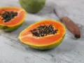 Papayas cortadas listas para servir. ¿Sabías que los perros pueden comer papaya?
