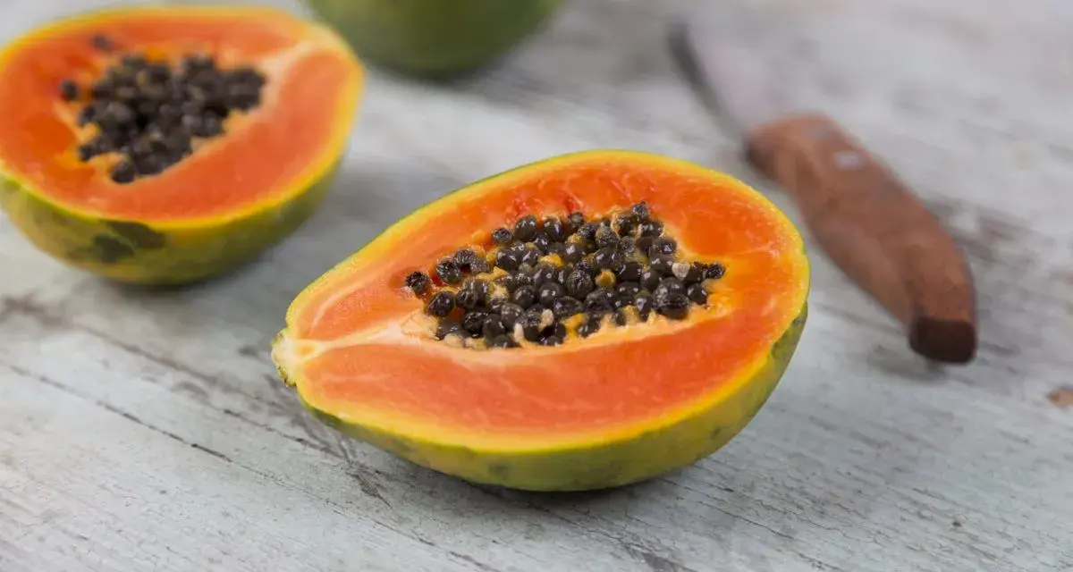 Papayas cortadas listas para servir. ¿Sabías que los perros pueden comer papaya?