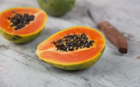 Papayas cortadas listas para servir. ¿Sabías que los perros pueden comer papaya?