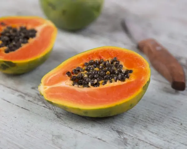Papayas cortadas listas para servir. ¿Sabías que los perros pueden comer papaya?