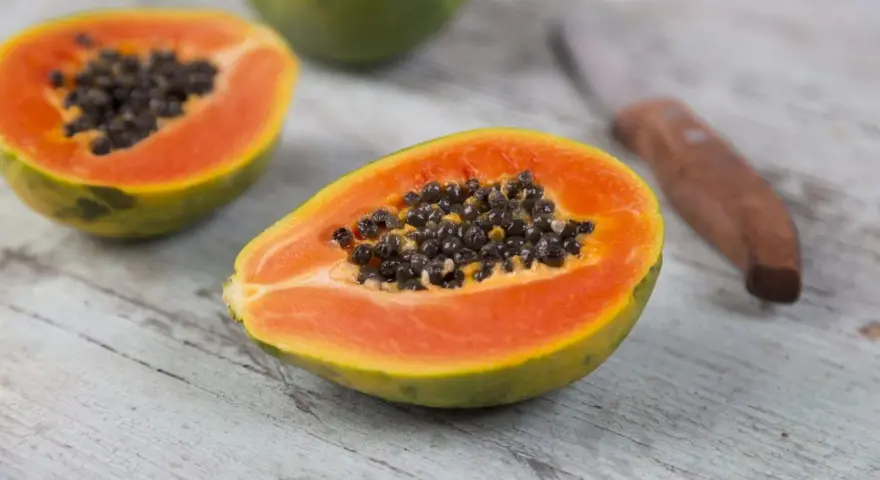 Papayas cortadas listas para servir. ¿Sabías que los perros pueden comer papaya?